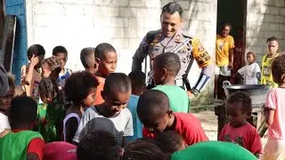 Bukan Nilang!!! Polisi malah bantu warga… #papua #polri #fyp