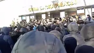 Аким Караганды перед митингующими