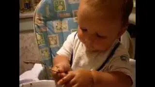 11 месяцев. Никита сам ест гречневую кашу