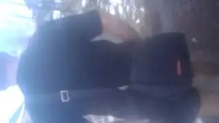 Парень в шортах и сандалиях гуляет по заснеженному...