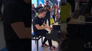 Unstoppable - Sia played at the Airport🎹 