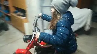 Dziewczynki się bawią motorami.