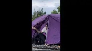 Menikmati Suara Hujan Syahdu Saat Berkemah