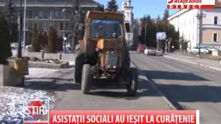 ASISTATII SOCIALI AU IESIT LA CURATENIE