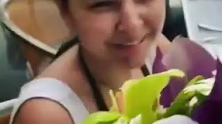 Беркут дарит цветы жене