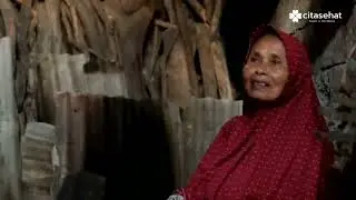An Elderly Person's Eid Starts With a Simple Gift