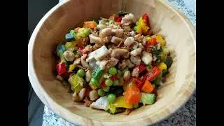Poke con riso, verdure e pollo
