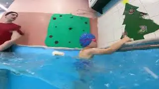 Уроки плавания сына в бассейне