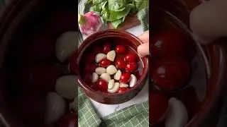 Помидоры черри с чесноком.