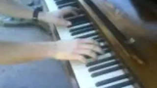 Høna tar av på piano