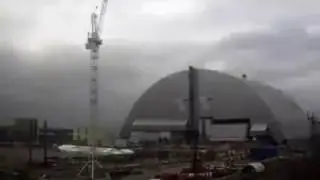 Установка защитной арки на саркофаг 4-го энергоблока Чернобыльской АЭС.