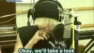 Jiyong's smile after hearing "Sandara"