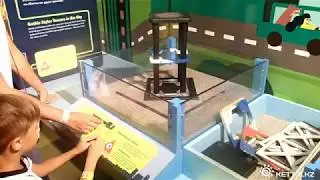 Muzeiko. Earthquake simulator
