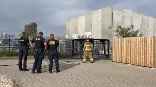 Flere politibiler og brandbiler er hastet ud til en virksomhed på den københavnske vestegn