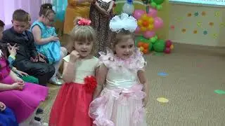 Средняя группа поздравляет выпускников
