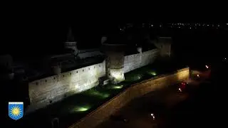 КАМ'ЯНЕЦЬ ПОДІЛЬСЬКИЙ, фортеця та замковий міст вночі