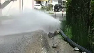 В Барановке прорвало временный водопровод