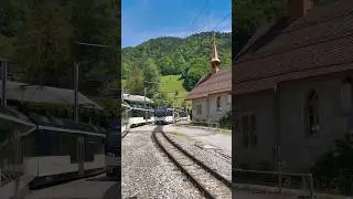 Cruce en la estación de Les Avants, en el Golden Pass. 18/6/2024