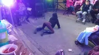 Ella perrea sola baile sencillo