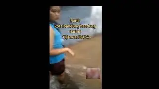 sejumlah motor hanyut akibat banjir di bandung