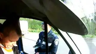 Инспектор показывает удост.водителя