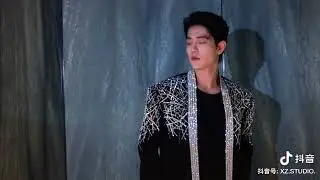 Xiao Zhan happened to walk in, shadow meets light, goodnight. 恰好肖战走入，光与影相逢，晚安