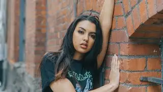 2 PHOTOGRAPHERS SHOOT THE SAME MODEL