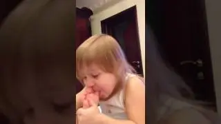 А что ты делаешь ? Ногу сосу.