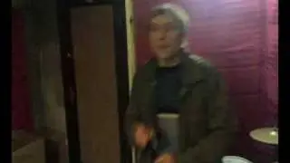 Петя поет.