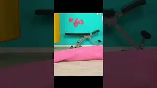 Розовая девочка на ковре