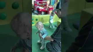 Папа на площадке с двойняшками 