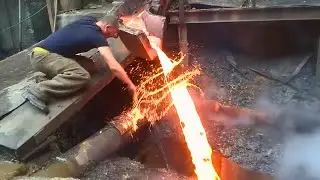 Hombre Mete Su Mano En Metal Fundido