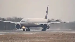 Взлёт Boeing 777 -300