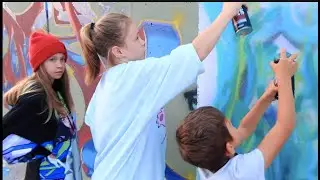 Первый раз РИСУЕМ Граффити / КЛАССНЫЕ ОБНОВЛЕНИЯ в телефоне/ Сестрички влог