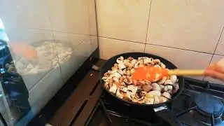 Вкусные шампиньоны со шпинатом в сливках