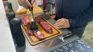 Чак ролл стейк на угольном гриле WEBER