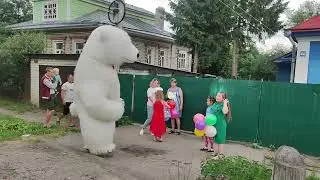 Мишка в деревне у близняшек!!!
