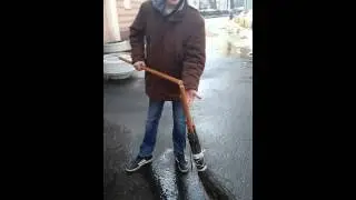 паша сломал метлу и драчил