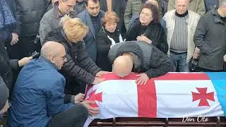 С аплодисментами и цветами провожают Кикабидзе. კიკაბიძის აპლოდისმენტებით და ყვავილებით გაცილება.
