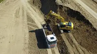 Komatsu PC 210 LCi loading Volvo FH tridem 2/2