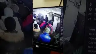 Снаряд попадает в очередь мирных людей, стоящих в очереди в за продуктами в Харькове