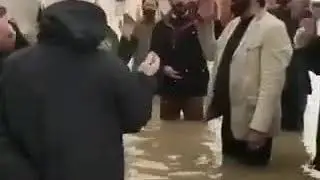 Вот так шииты спасаются от наводнения.