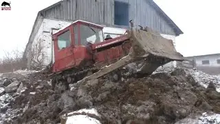 Kolkhoz is in its 4th series. The new SDLG LG933L loader. DT 75 is pushing manure.