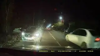 Девушка едет в лобовую