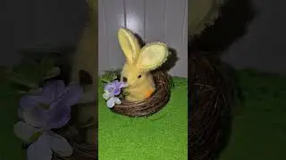 Пасхальный кролик  в лукошке.