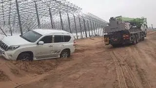 Mobile Crane Unstuck A Land Cruiser Prado