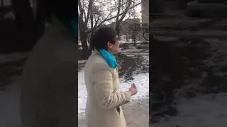 Невеста на выданье ))  Пьяная женщина просит прохожего взять её замуж