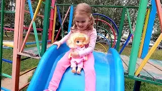 С Куклой играем на детской площадке