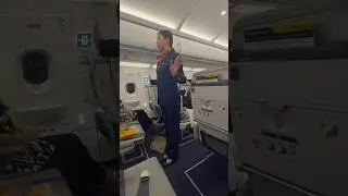 Первый раз вижу как стюардесса объясняет