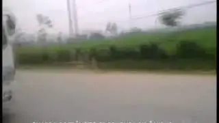 Policial se arrisca em pendura em ônibus para multar motorista no Vietnã - Vídeos - R7.mp4